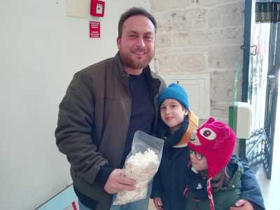 ...accompagnati dal 30enne Francesco. �Passando di qui rivivo i ricordi della mia infanzia � ci dice il giovane �. Mia madre preferiva che mangiassimo le ostie, pi� salutari e meno salate delle patatine. Sino a due anni fa si portavano le buste di pasta vuote della Divella che le suore poi riempivano di decine e decine di pezzi�